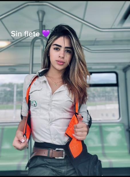 Conozca a Katherine Munera, la sexy conductora del Metro de Medellín Katherine Munera es una joven de 25 años que trabaja como operadora de metro y que se ha robado el corazón de más de uno, no solo en Medellín sino que también en el vecino país Ecuador, pues esta mujer es tan buena en su trabajo que incluso la llamaron para que capacitara a los operadores del metro de Quito.