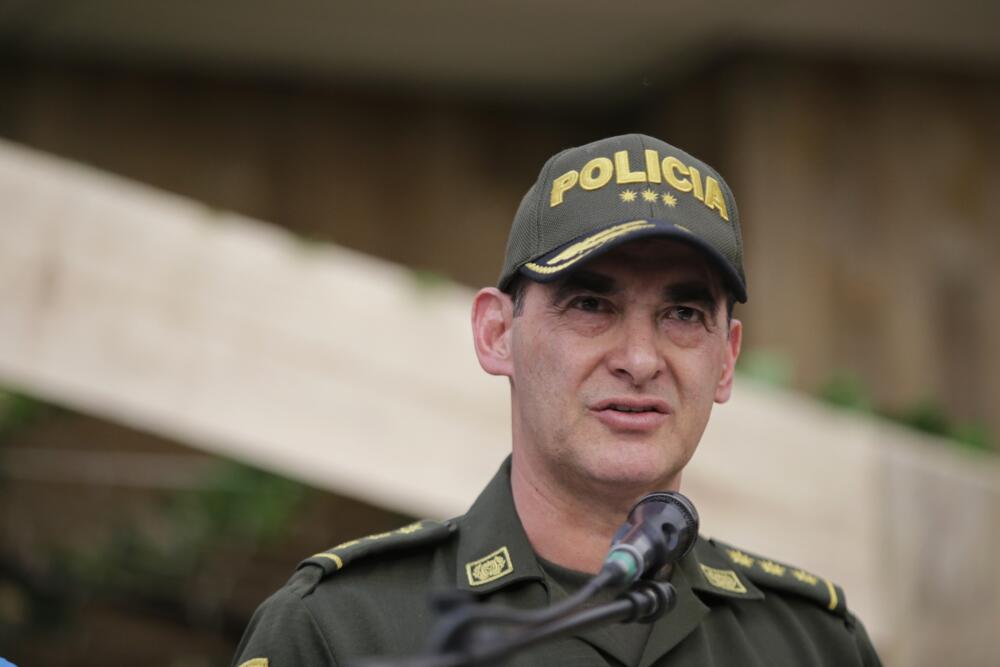 Conozca a William Salamanca, el nuevo director de la Policía Nacional El pasado mes de abril el presidente Gustavo Petro designó como nueva cabeza de la Policía Nacional al general William Salamanca luego de relevar del cargo al general Henry Sanabria. El nuevo Director General de la Policía Nacional asumió oficialmente su nueva responsabilidad durante la mañana de este martes en la Escuela de Cadetes General Santander justo cuando se cumplieron 40 años de su ingreso a las filas de la Policía.
