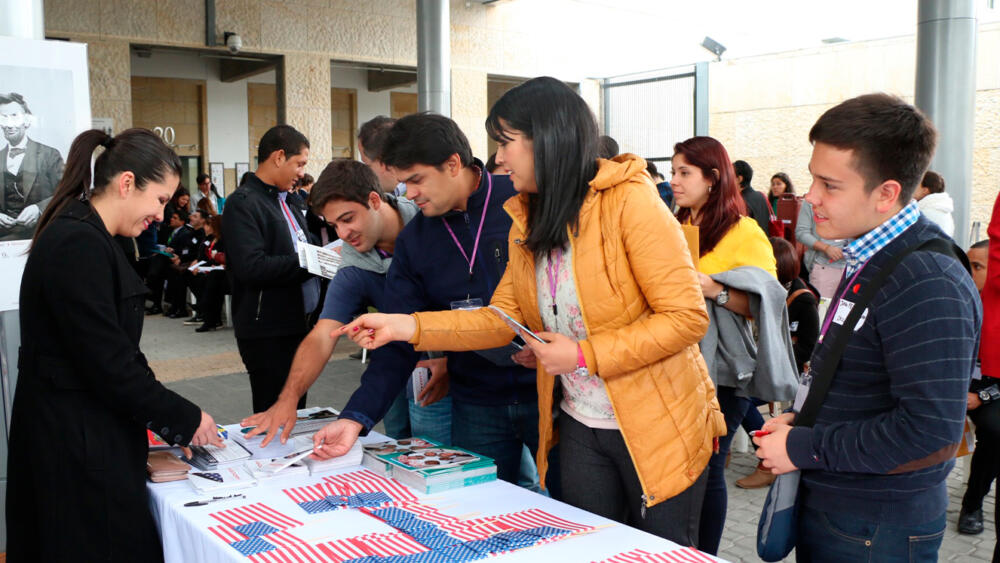Conozca las preguntas más comunes en la entrevista para la Visa a los Estados Unidos 5 Conozca las preguntas más comunes en la entrevista para la Visa a los Estados Unidos Viajar a Estados Unidos es para muchos el sueño de su vida. Lograrlo, pese a tener el dinero, no es una tarea fácil, pues se necesita la obtención de la visa, documento que se tramita sin ninguna certeza.