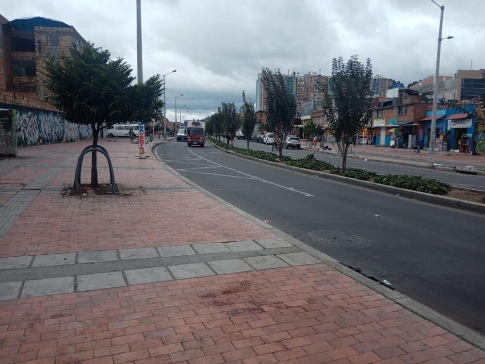Sicariato en vía principal de Suba Rincón “Hermano no se imagina el susto que nos llevamos. Nosotros acá cerramos a las 8 de la noche en punto, cuando eso pasó nos estábamos preparando para cerrar entonces eso fue, calculo yo, entre las 7:40 y las 8 de la noche. Se formó una algarabía que usted no se imagina, la gente iba y venía, gritaban, pedían auxilio. Cuando los policías llegaron ya el hombre estaba muerto, le dispararon creo que en el pecho y él murió enseguida”, le contó a Q’HUBO la mañana de ayer un comerciante del barrio El Rincón, en la localidad de Suba, donde la noche de este domingo un hombre de aproximadamente 30 años fue asesinado en vía pública por un sicario que le propinó varios impactos de bala. Una mujer que iba con el hoy occiso resultó herida en medio del hecho.