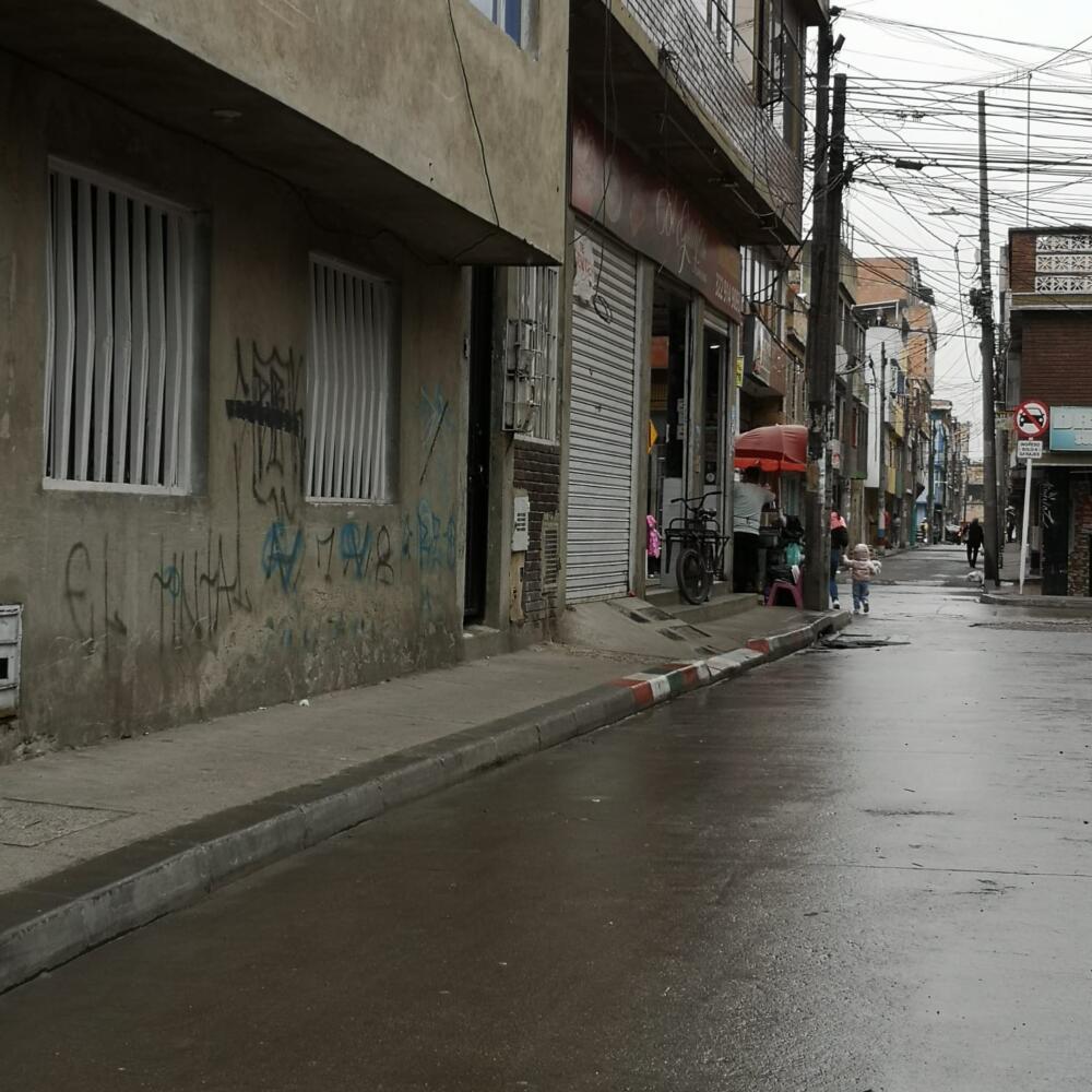 En Kennedy: sicariato a hombre de 55 años en el barrio Tayrona Un caso de sicariato se presentó en el barrio Tayrona, de la localidad de Kennedy, y cobró la vida de un hombre de 55 años, quien recibió varios disparos por la espalda.