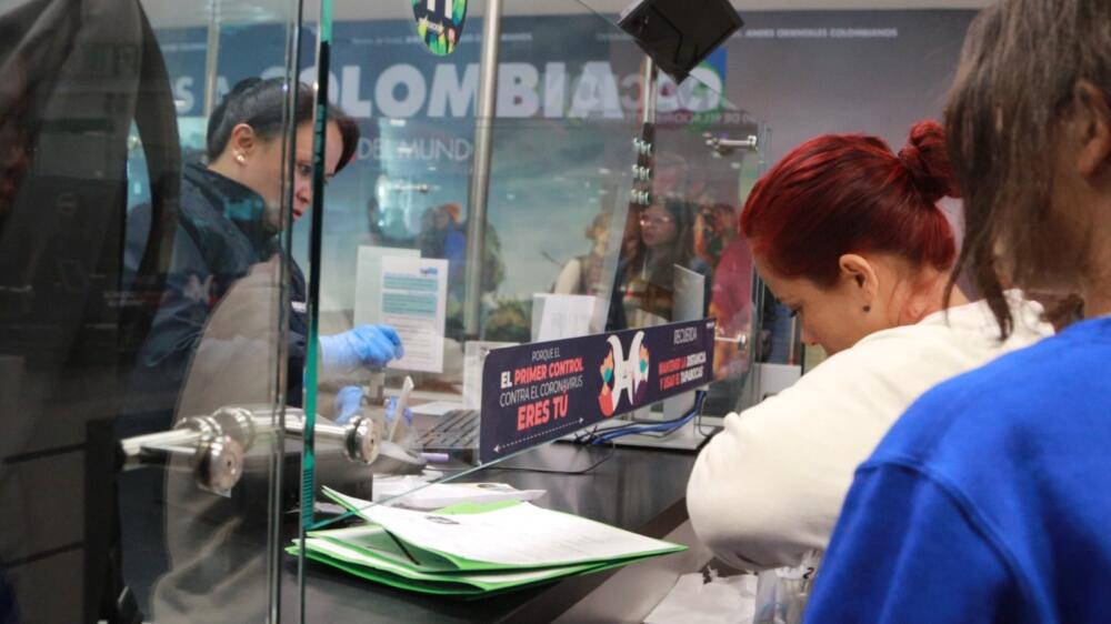 Defensoría pide crear albergues para más de 14 mil colombianos 1 Defensoría pide crear albergues para más de 14 mil colombianos La Defensoría del Pueblo advirtió que se deberán crear albergues para los más de 14 mil colombianos deportados que se esperan durante los próximos meses.