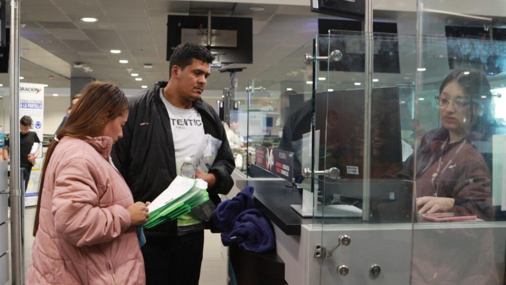 Defensoría pide crear albergues para más de 14 mil colombianos 2 Defensoría pide crear albergues para más de 14 mil colombianos La Defensoría del Pueblo advirtió que se deberán crear albergues para los más de 14 mil colombianos deportados que se esperan durante los próximos meses.