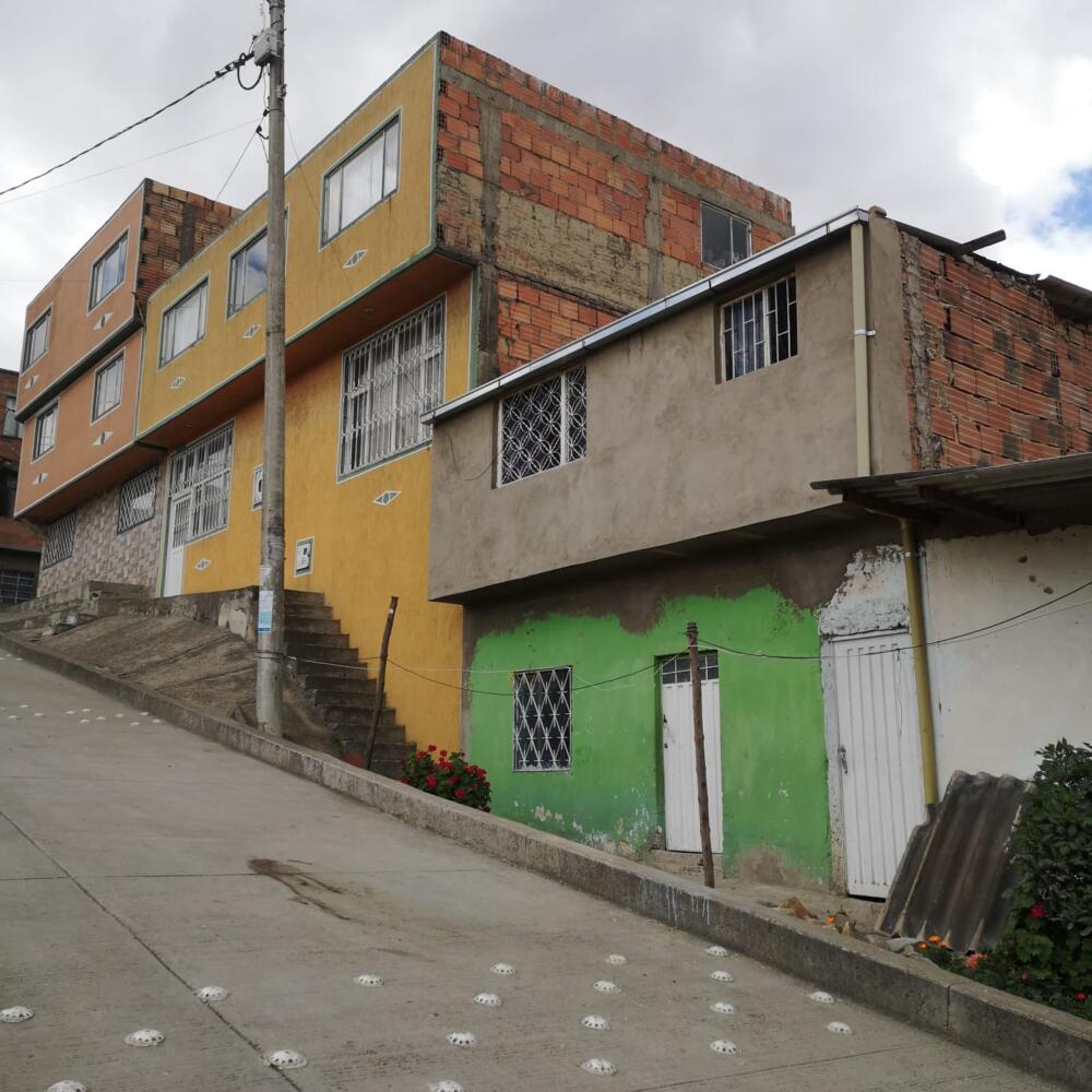 Indignación en Ciudad Bolívar por infame ataque a cuchillo contra dos mujeres 1 Indignación en Ciudad Bolívar por infame ataque a cuchillo contra dos mujeres Una mujer de avanzada edad y su hija fueron agredidas con un cuchillo por parte de un hombre en el barrio Bogotá, de Ciudad Bolívar, luego de que le pidieron el favor de bajarle el volumen a la música.