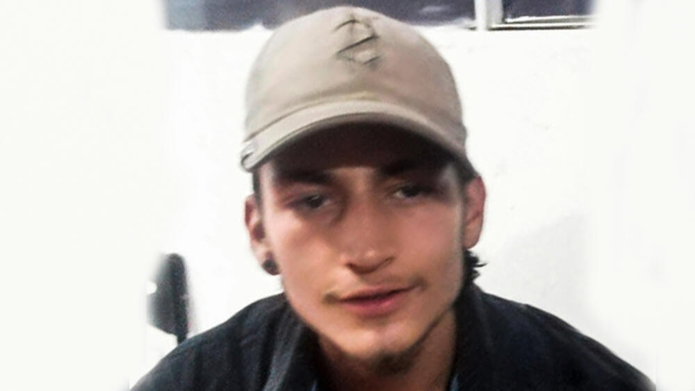 Drama por la muerte de Estiben en Suba 9 Drama por la muerte de Estiben en Suba Han pasado 5 meses desde la muerte del joven Juan Estiben Rojas Melo (21 años), un pelado que tristemente falleció tras las complicaciones de salud producto de una caída de un articulado de TransMilenio. La familia de Estiben pide que se esclarezca lo sucedido y que este caso no quede en la impunidad.