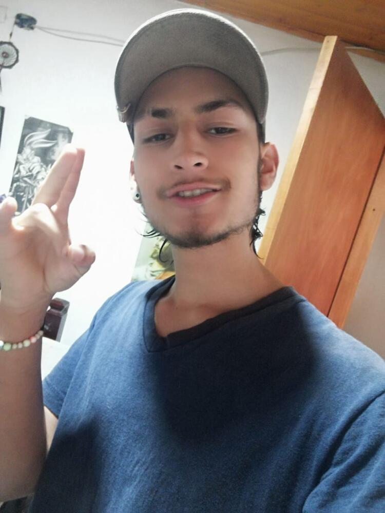 Drama por la muerte de Estiben en Suba Han pasado 5 meses desde la muerte del joven Juan Estiben Rojas Melo (21 años), un pelado que tristemente falleció tras las complicaciones de salud producto de una caída de un articulado de TransMilenio. La familia de Estiben pide que se esclarezca lo sucedido y que este caso no quede en la impunidad.