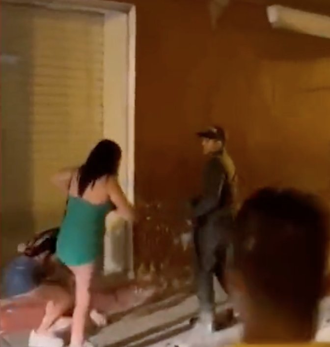 EN VIDEO: A los golpes se fueron dos trabajadoras sexuales en Cartagena 1 EN VIDEO: A los golpes se fueron dos trabajadoras sexuales en Cartagena Las trabajadoras sexuales se habrían agarrado, al parecer, por un cliente en Cartagena.