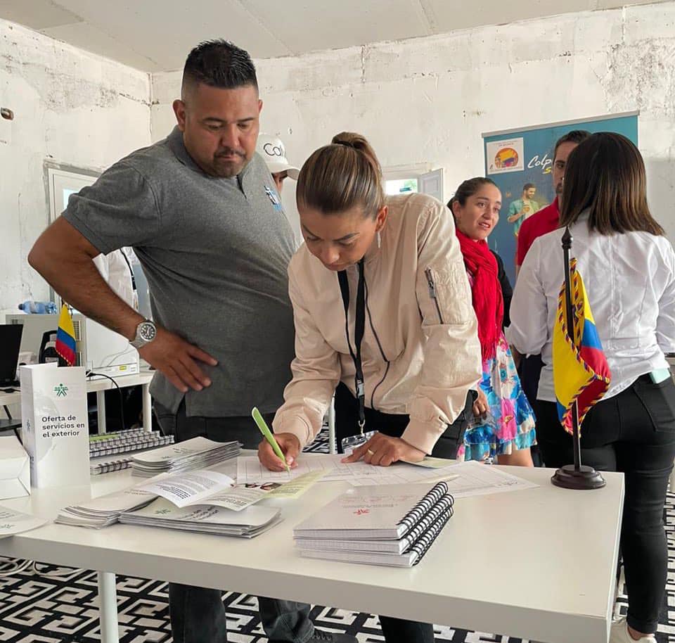 Estudiantes se formarán en habilidades digitales 1 Estudiantes se formarán en habilidades digitales Más de 3mil estudiantes se formarán en habilidades digitales.