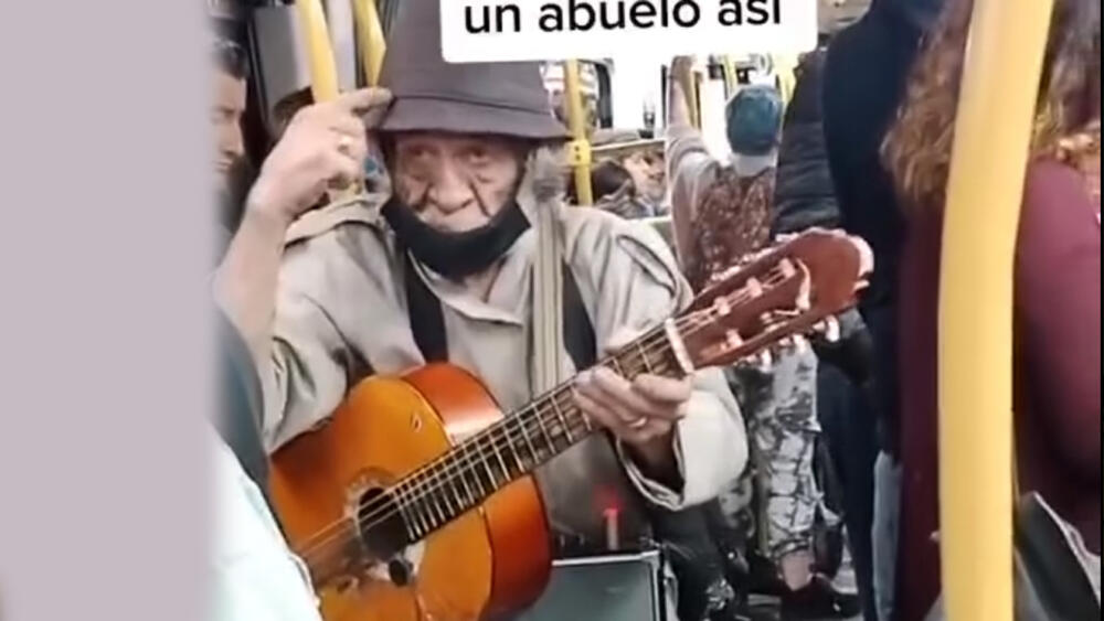 EN VIDEO: El abuelo rockero que se roba las miradas con su show en TransMilenio En video quedó captado el momento en que un abuelo se roba todas las miradas en uno de los articulados de Transmilenio mientras interpreta una canción de la banda Pink Floyd.