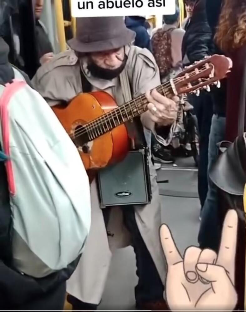 EN VIDEO: El abuelo rockero que se roba las miradas con su show en TransMilenio 1 EN VIDEO: El abuelo rockero que se roba las miradas con su show en TransMilenio En video quedó captado el momento en que un abuelo se roba todas las miradas en uno de los articulados de Transmilenio mientras interpreta una canción de la banda Pink Floyd.
