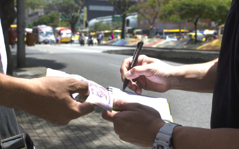 El infierno de deberle a un 'gota a gota' 1 El infierno de deberle a un 'gota a gota' En la localidad de Los Mártires, un comerciante reportó que está pasando un verdadero infierno a causa de los llamados 'gota a gota', el hombre decidió pedir un préstamo para pagar unas deudas y surtir su negocio, pero ahora no puede cumplir con la alta suma de dinero que generaron los intereses del préstamo y ahora están amenazando de muerte a su familia para que pague la deuda.
