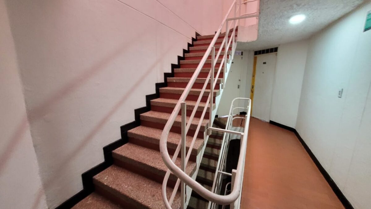 Misterioso hallazgo de un feto en un conjunto de Suba Los restos de un feto fueron hallados al interior de un conjunto residencial en Suba, pero posteriormente, desparecieron de manera misteriosa tras el aviso a las autoridades. En el momento, se adelantan investigaciones para encontrar a quien se llevó los restos y conocer el estado de salud de la persona que habría realizado el aborto.