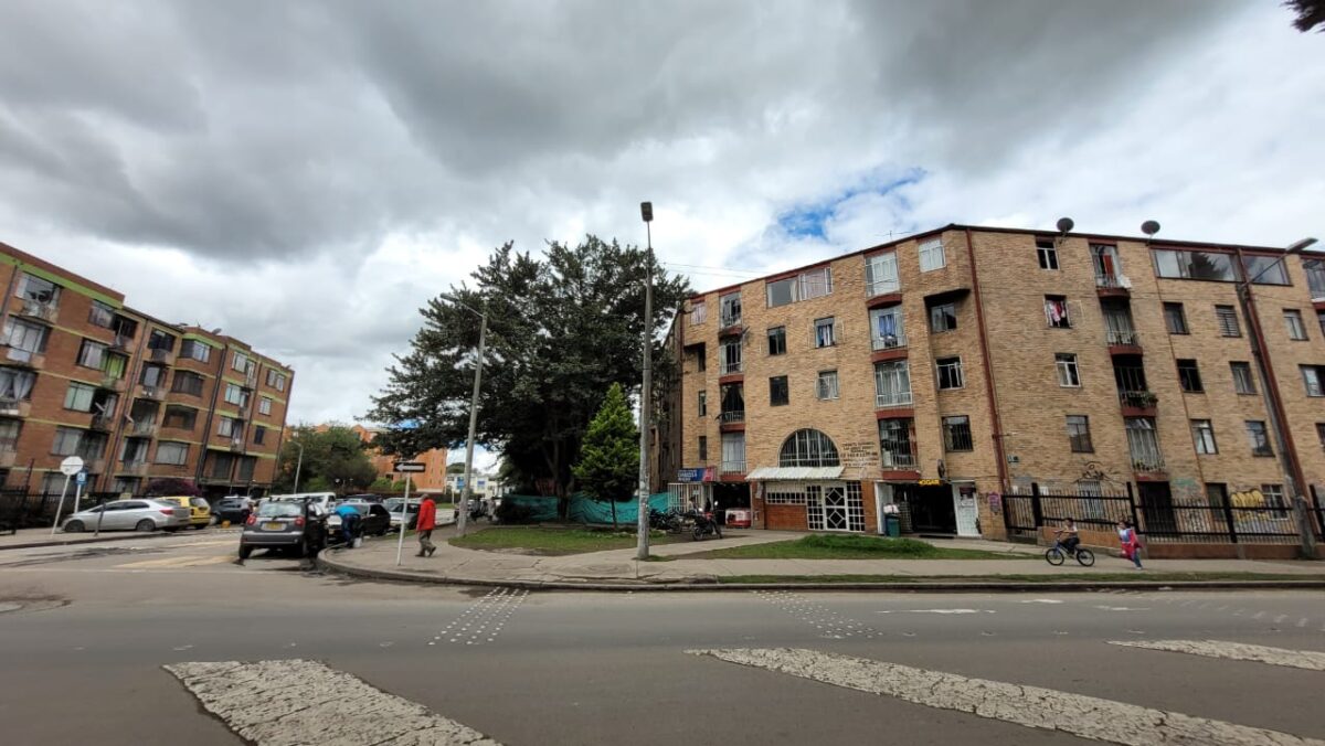 Misterioso hallazgo de un feto en un conjunto de Suba Los restos de un feto fueron hallados al interior de un conjunto residencial en Suba, pero posteriormente, desparecieron de manera misteriosa tras el aviso a las autoridades. En el momento, se adelantan investigaciones para encontrar a quien se llevó los restos y conocer el estado de salud de la persona que habría realizado el aborto.