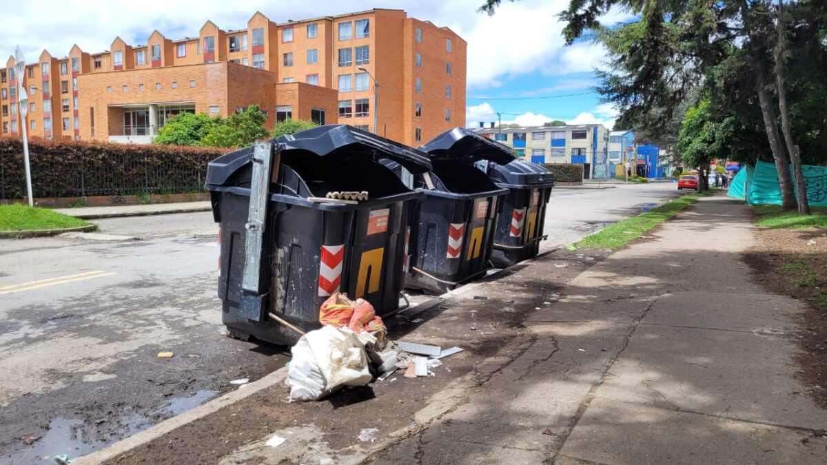 Misterioso hallazgo de un feto en un conjunto de Suba Los restos de un feto fueron hallados al interior de un conjunto residencial en Suba, pero posteriormente, desparecieron de manera misteriosa tras el aviso a las autoridades. En el momento, se adelantan investigaciones para encontrar a quien se llevó los restos y conocer el estado de salud de la persona que habría realizado el aborto.
