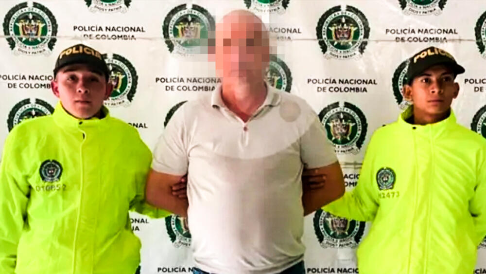 El narco que se le fugó a funcionarios de Migración Colombia en pleno aeropuerto Mientras funcionarios de Migración Colombia adelantaban la diligencia para deportar a un narco de origen serbio en el aeropuerto de Rionegro, el hombre aprovechó un cruce de disparos y huyó del sitio.