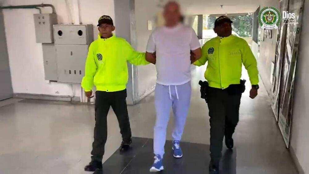 El narco que se le fugó a funcionarios de Migración Colombia en pleno aeropuerto 1 El narco que se le fugó a funcionarios de Migración Colombia en pleno aeropuerto Mientras funcionarios de Migración Colombia adelantaban la diligencia para deportar a un narco de origen serbio en el aeropuerto de Rionegro, el hombre aprovechó un cruce de disparos y huyó del sitio.
