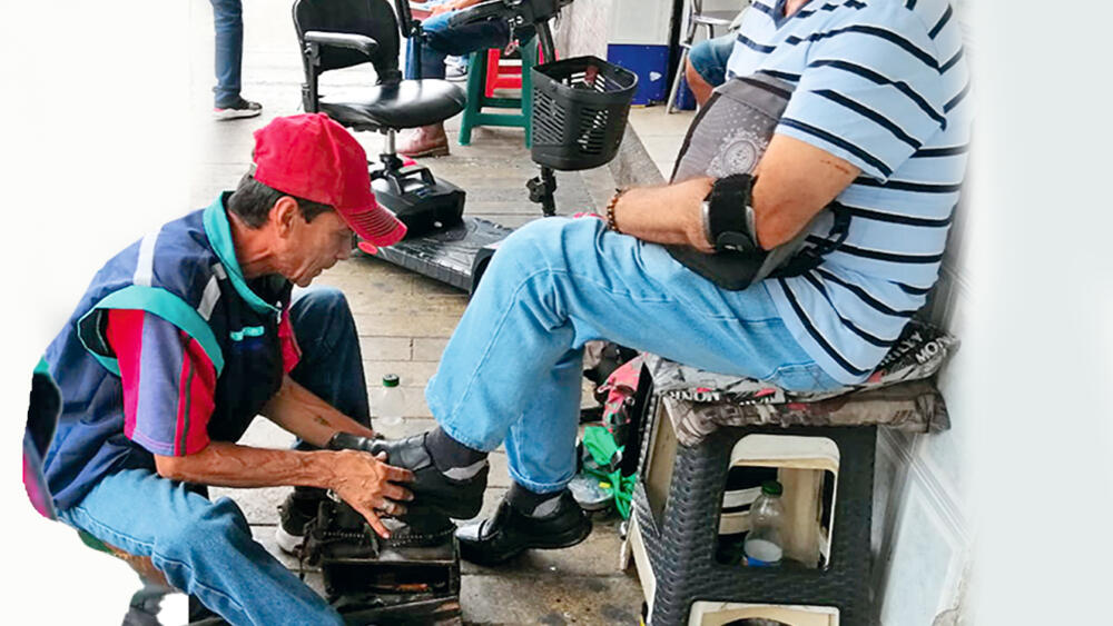 “El trabajo más humilde del mundo” Esta es la historia de Nelson Jaramillo, uno de los lustrabotas más conocidos del parque de Itagüí, Antioquia.