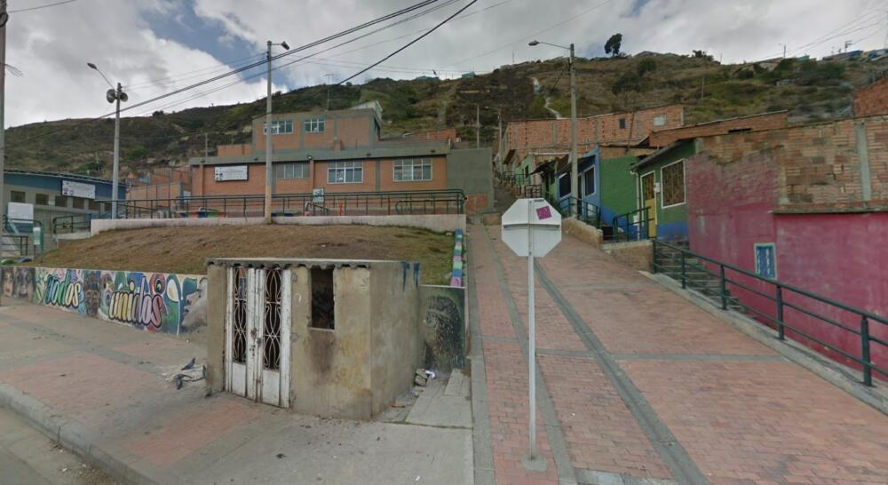 Crimen a bala cobró la vida de joven indígena en Ciudad Bolívar Un joven indígena de 24 años fue la víctima del crimen a bala que se presentó en el barrio La Cordillera, de Ciudad Bolívar, luego de que un hombre con el que sostuvo una discusión llegó hasta la puerta de su casa y comenzó a disparar.