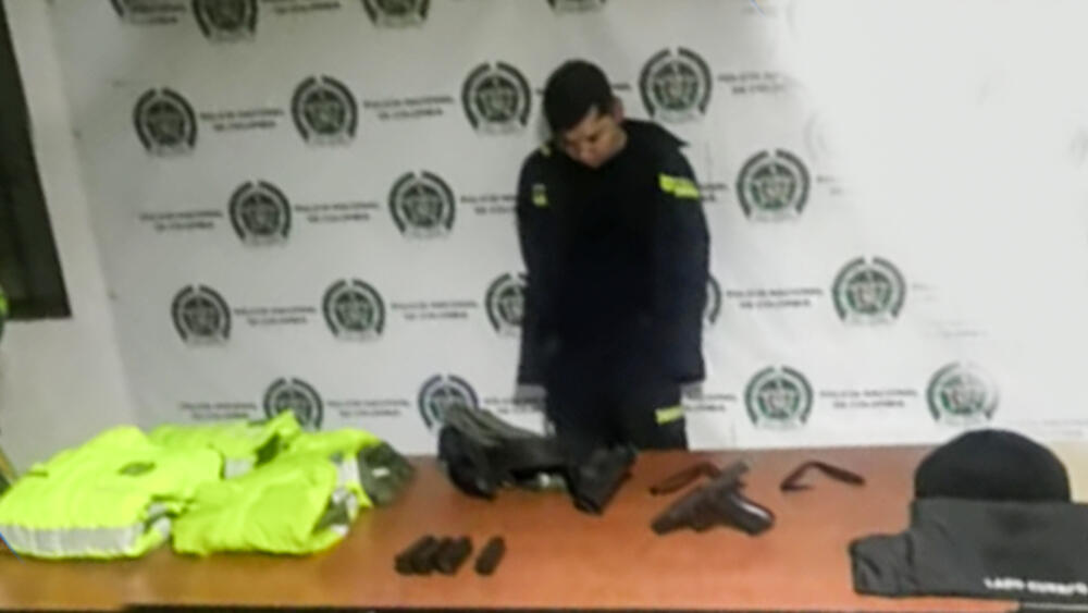 En video: Así pillaron a policía robando Capturaron a un policía cometiendo un robo en la localidad de Barrios Unidos.