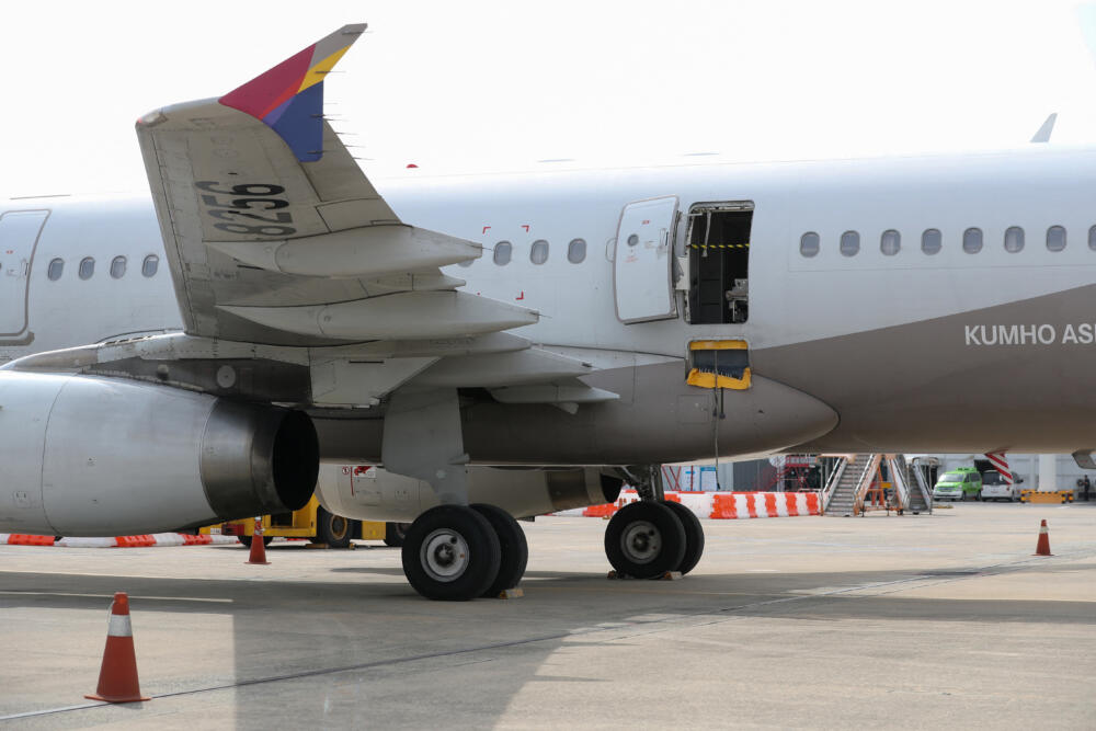En video: pánico en pleno vuelo por pasajero que abrió la puerta del avión 1 En video: pánico en pleno vuelo por pasajero que abrió la puerta del avión Momentos de pánico vivieron pasajeros abordo de un avión luego de que una persona abriera la puerta antes del aterrizaje.