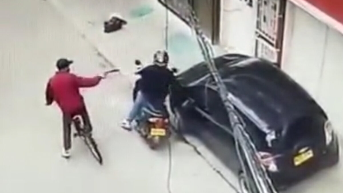 En video quedó registrado el crimen de un hombre en Engativá Un hombre fue víctima de un ataque sicarial en el sector de Marandú en Engativá.