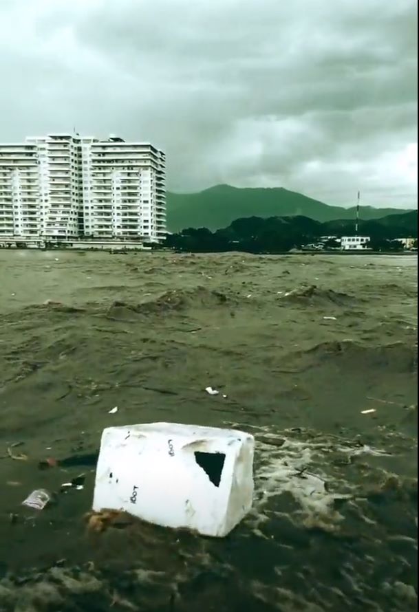 En video: una nevera apareció flotando en la bahía de Santa Marta 1 En video: una nevera apareció flotando en la bahía de Santa Marta Luego de un fuerte aguacero, una nevera apareció flotando en plena bahía de Santa Marta.