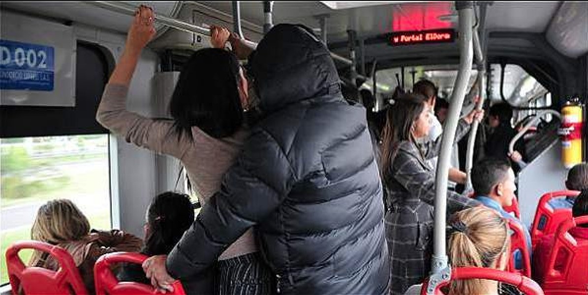 Enfermera denunció ser víctima de abuso sexual 1 Enfermera denunció ser víctima de abuso sexual En las últimas horas, se dio a conocer la denuncia de una enfermera que fue raptada y abusada por un hombre mientras se encontraba de camino hacia su trabajo. La mujer contó que el presunto abusador la abordó con un cuchillo, la raptó y la violó en un 'paga diario' ubicado en el barrio San Bernardo de la localidad de Santa Fe.