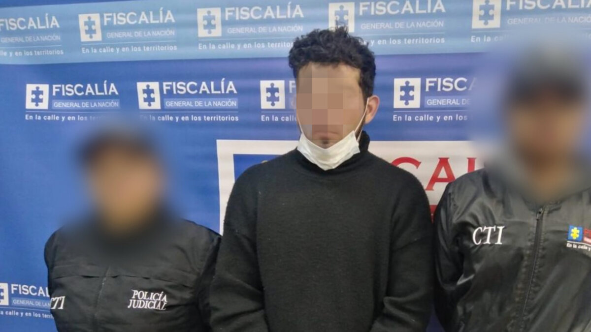 Enviaron a un sujeto a la cárcel por agredir a su expareja en Kennedy 7 Enviaron a un sujeto a la cárcel por agredir a su expareja en Kennedy La Fiscalía General de la Nación informó que envió a la cárcel a Omar Pedrozo al cual le imputaron el delito de violencia intrafamiliar por hechos ocurridos el pasado 12 de marzo.
