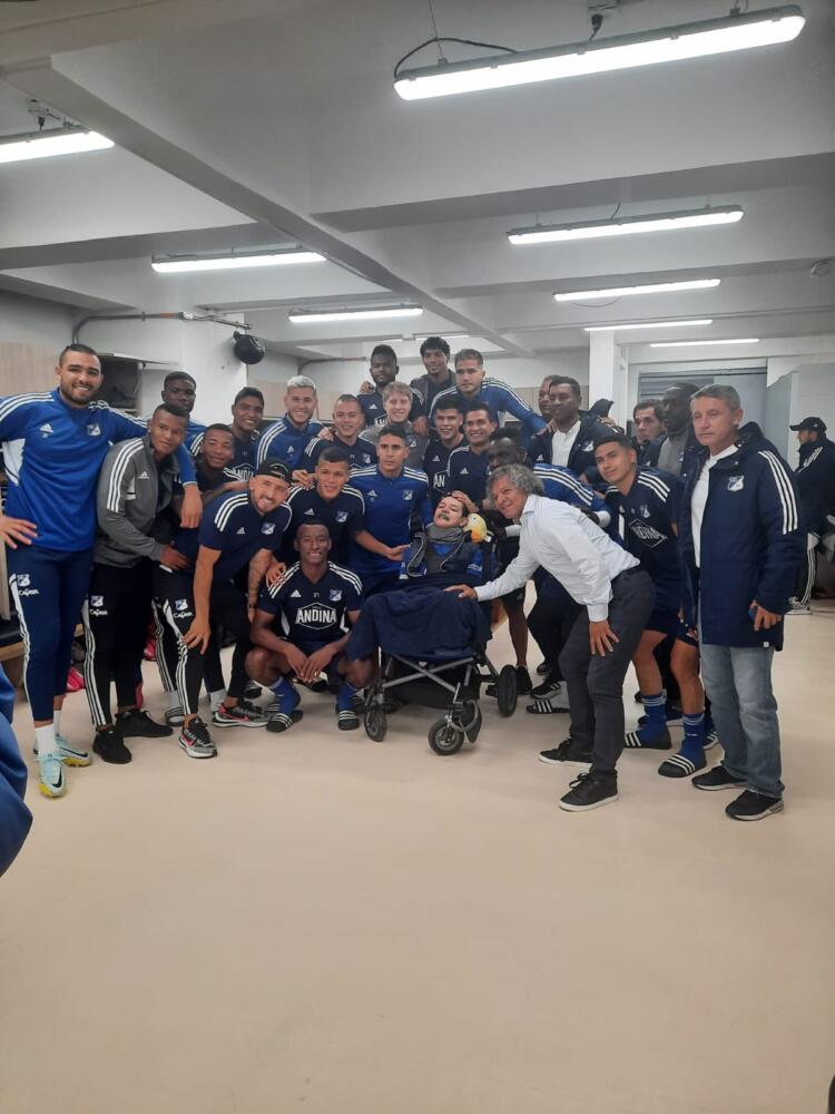 Falleció el joven al que Millonarios le cumplió su último sueño 1 Falleció el joven al que Millonarios le cumplió su último sueño Miguel Ángel, un joven hincha de Millonarios con un enfermedad terminal, falleció hace pocos minutos luego de ver a su equipo del alma triunfar anoche en El Campín.