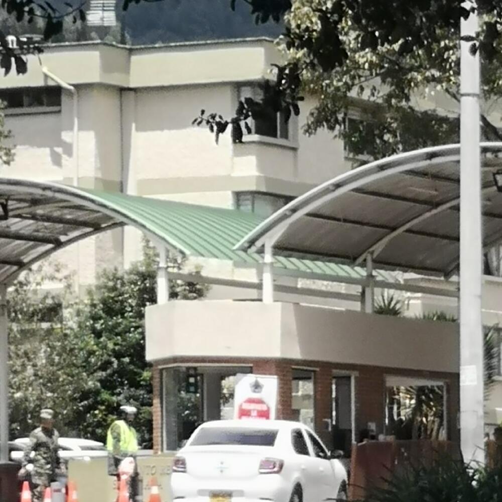 Falleció el soldado al que le disparó su compañero en el Cantón Norte 1 Falleció el soldado al que le disparó su compañero en el Cantón Norte Hace pocos minutos el CTI de la Fiscalía confirmó el fallecimiento del soldado que fue herido la mañana de este jueves al interior del Cantón Norte por uno de sus compañeros en confusos hechos.