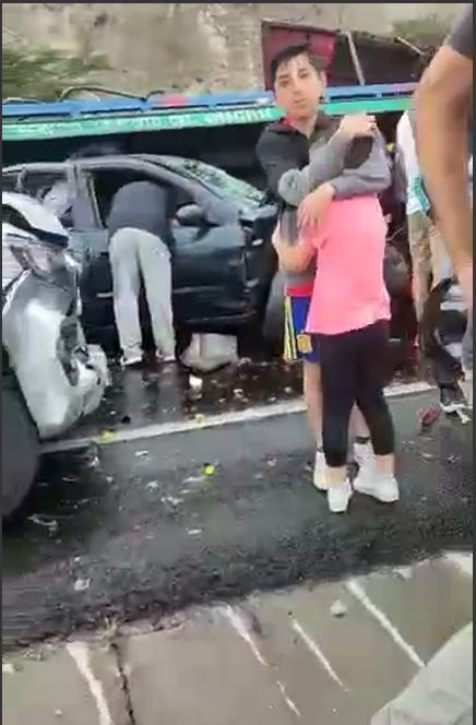 Fatal accidente de tránsito en Ecuador dejó tres muertos y 20 heridos Durante la tarde de este sábado 27 de mayo se registró un aparatoso accidente de tránsito en la vía que conecta la población de Guayllabamba con la ciudad de Quito. Por el momento se ha confirmado la muerte de tres personas y 20 heridos. El accidente fue provocado por el volcamiento de un tráiler que terminó afectando a otros 23 vehículos.