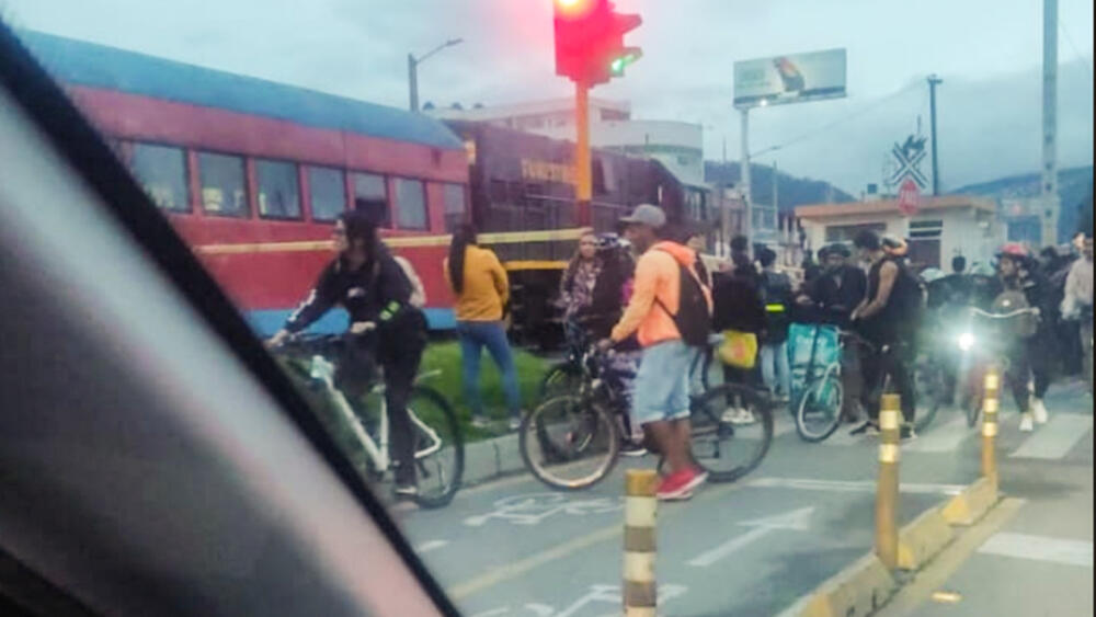 Fatídico accidente: tren de la Sabana arrolló a peatón Un peatón perdió la vida luego de ser arrollado por el tren de la Sabana a la altura del barrio Villa de Aranjuez, en Usaquén,