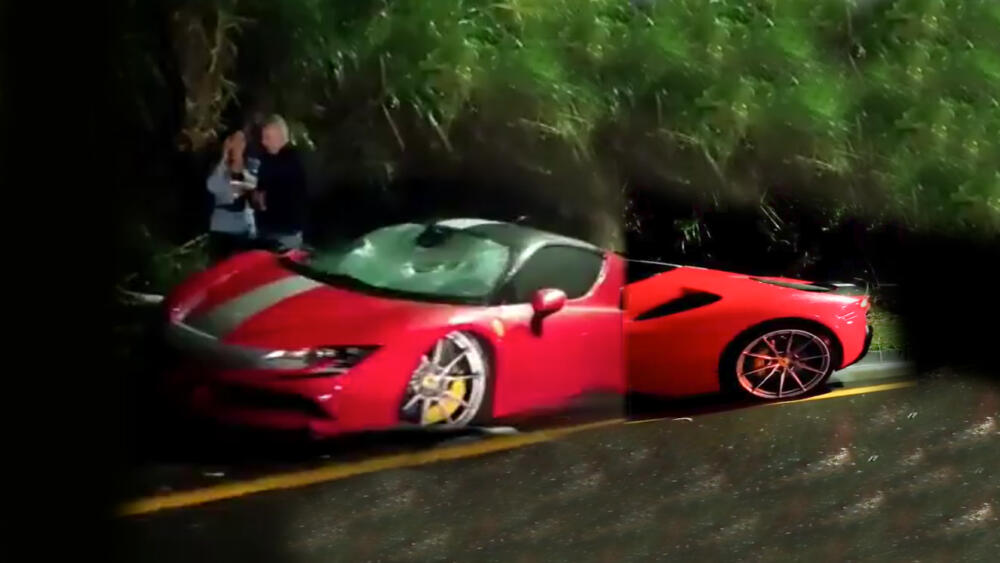 Ferrari terminó chocando contra un poste en la vía Medellín–Bogotá 5 Ferrari terminó chocando contra un poste en la vía Medellín–Bogotá Un Ferrari se chocó contra un poste en hechos ocurridos en la madrugada de este jueves, 11 de mayo, en la autopista Medellín-Bogotá, a la altura de la vereda Las Salinas, de Copacabana.