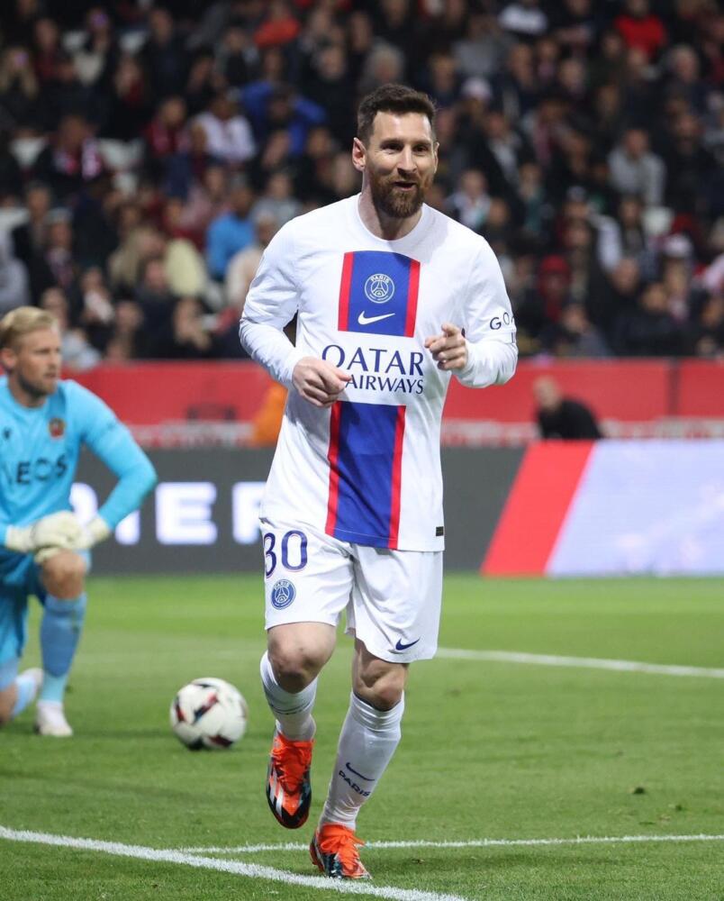 Fin al castigo: Messi vuelve a entrenar con PSG Solo seis días, y no quince como estaba decidido, duró la sanción que le impuso el club PSG a Lionel Messi, tras su viaje a Arabia Saudita. Messi tenía día libre en ese momento pero se perdió un entreno citado a última hora, justo el día en el que ya estaba volando.