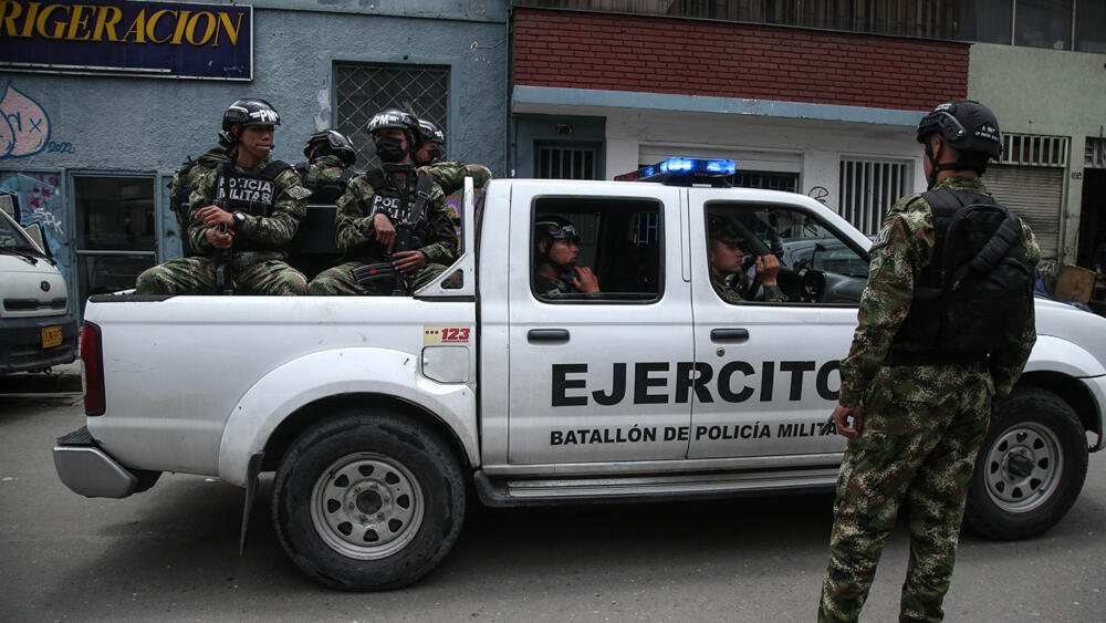Fuerte operativo para ubicar a soldado que le disparó a compañero en el Cantón Norte 10 Fuerte operativo para ubicar a soldado que le disparó a compañero en el Cantón Norte En el barrio Santa Ana, de Usaquén, junto al Cantón Norte, se adelanta un operativo para capturar a un soldado que le disparó a su compañero y le robó su fusil de dotación.