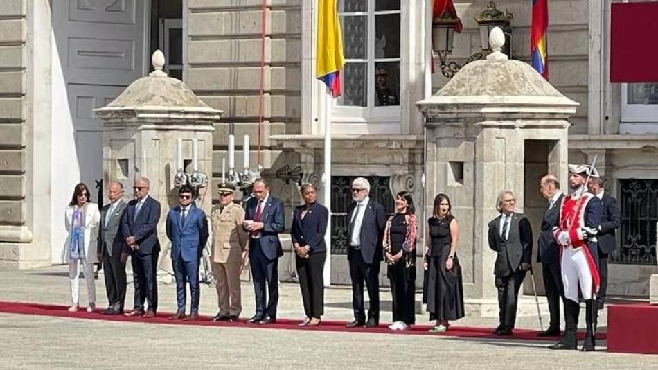 Le llueven críticas a ministra por ir en tenis a una gala La ministra de Minas, Irene Vélez, ha sido fuertemente criticada por llegar en tenis a la gala con los reyes de España.