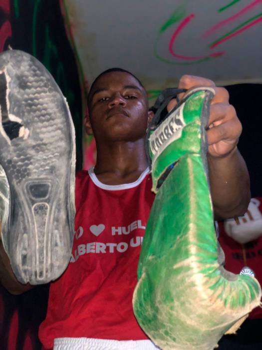 Golpes llenos de ilusiones de Isac Golpea el saco con firmeza, lo hace una y otra vez. Sus guantes están deteriorados, sus botas tienen agujeros, pero eso no importa, pues Isac David Rincón Carmona sigue en busca de su gran sueño: ser campeón mundial de boxeo.