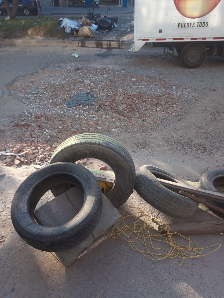 Gran afectación en Kennedy por mal estado de las vías Habitantes denuncian enormes huecos en una de las principales vías del barrio Boita en Kennedy.