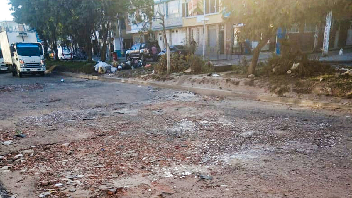 Gran afectación en Kennedy por mal estado de las vías Habitantes denuncian enormes huecos en una de las principales vías del barrio Boita en Kennedy.