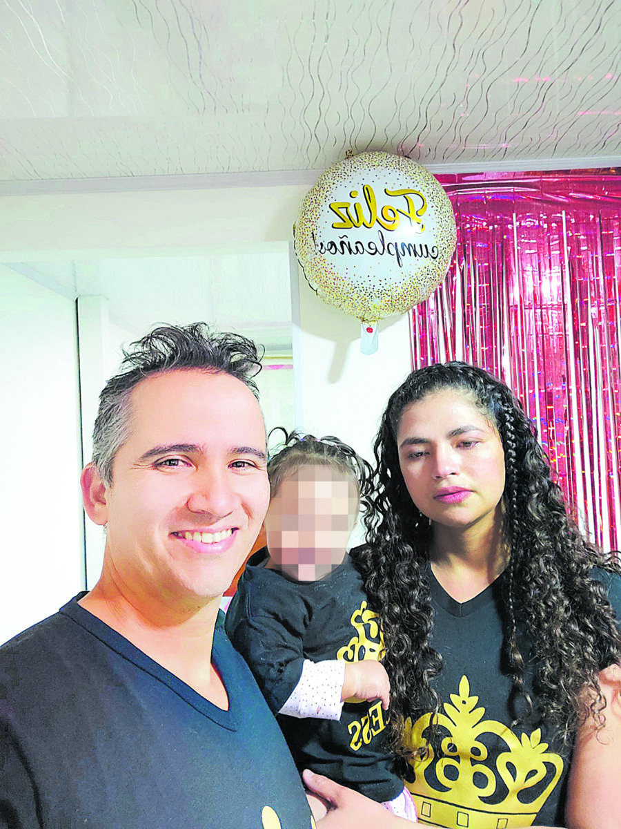 Conozca a la familia que perdió la vida dentro de su vivienda Cerca de las 3 de la tarde de ayer uniformados de la localidad de Engativá recibieron una alerta de la comunidad del barrio Bella Vista Occidental, la cual indicaba que de una vivienda de la zona estaba saliendo un fuerte olor a gas. La situación no era normal, el olor no parecía el de una fuga corriente y pronto quedó en evidencia que algo no andaba bien.