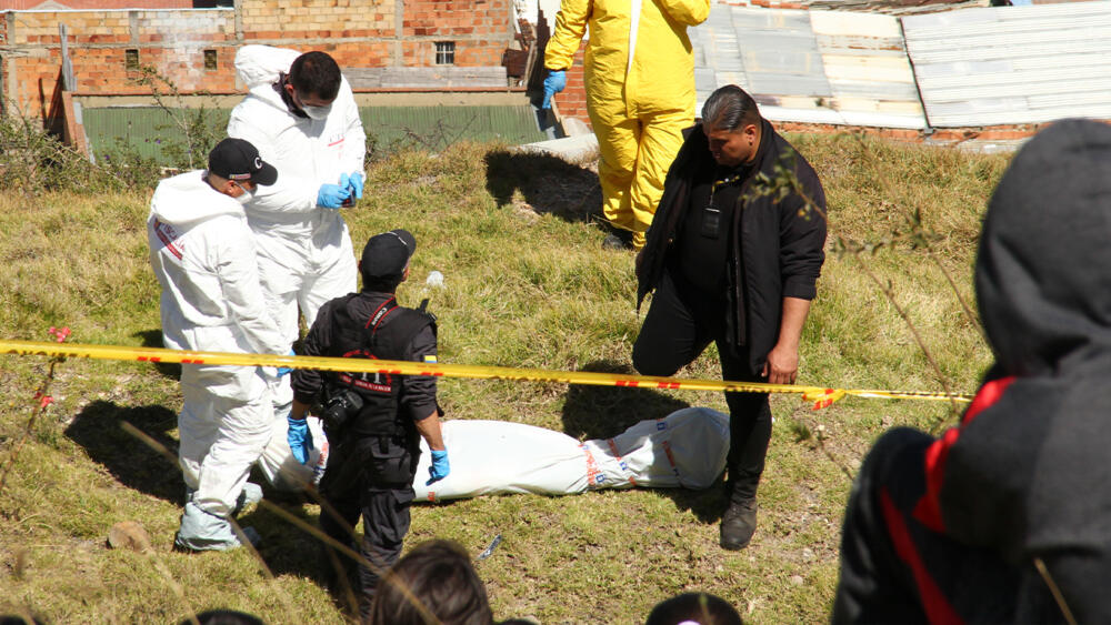 Hallan cadáver a pocos metros de un colegio 7 Hallan cadáver a pocos metros de un colegio “A mi la imagen que no se me borra es la de todos los niños saliendo de clase y encontrándose con un levantamiento. El cadáver duró en el potrero donde lo encontraron, por lo menos, unas 3 horas. Muy jodido uno venir por sus hijos al colegio y encontrarse con un muerto, los pelados ya están acostumbrados a que por acá eso pasa de vez en cuando”, le dijo la mañana de ayer a Q’HUBO un vecino del barrio Bella Flor, ubicado en la parte alta de Ciudad Bolívar, en donde la mañana de este jueves en un potrero aledaño a un colegio distrital, la comunidad halló el cuerpo sin vida de un hombre de aproximadamente 30 años.