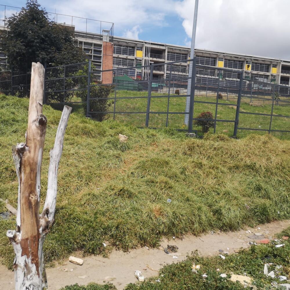 Hallan cadáver a pocos metros de un colegio 1 Hallan cadáver a pocos metros de un colegio “A mi la imagen que no se me borra es la de todos los niños saliendo de clase y encontrándose con un levantamiento. El cadáver duró en el potrero donde lo encontraron, por lo menos, unas 3 horas. Muy jodido uno venir por sus hijos al colegio y encontrarse con un muerto, los pelados ya están acostumbrados a que por acá eso pasa de vez en cuando”, le dijo la mañana de ayer a Q’HUBO un vecino del barrio Bella Flor, ubicado en la parte alta de Ciudad Bolívar, en donde la mañana de este jueves en un potrero aledaño a un colegio distrital, la comunidad halló el cuerpo sin vida de un hombre de aproximadamente 30 años.