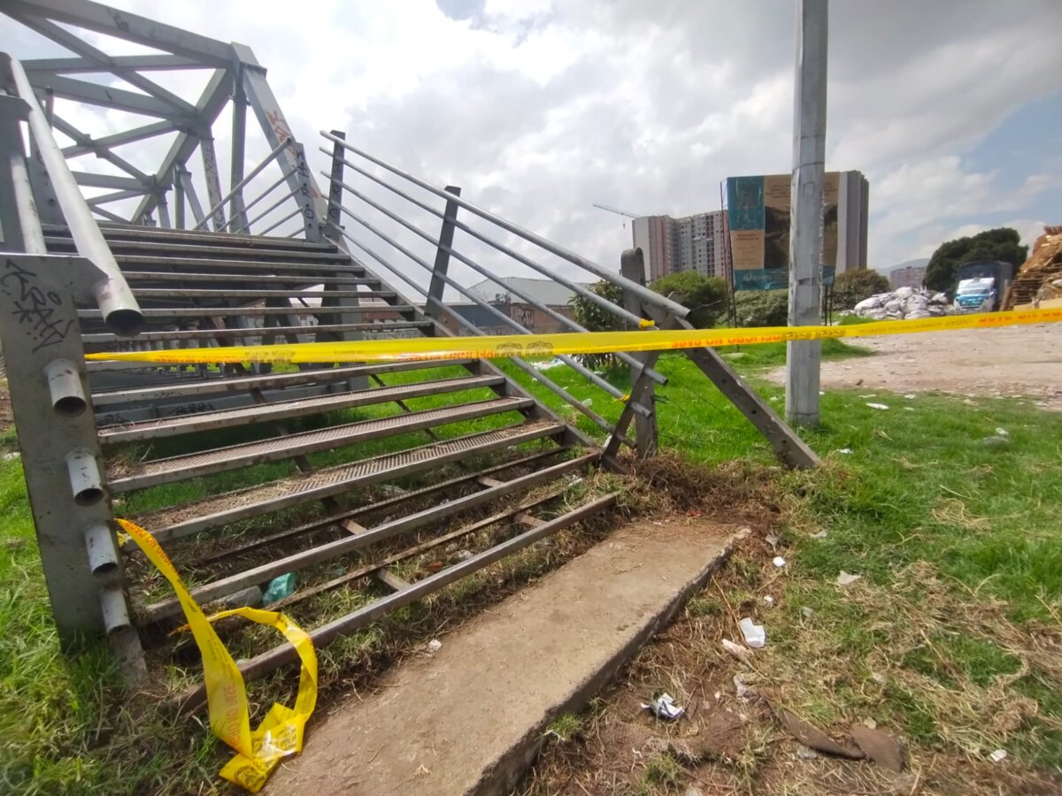 Hallan cadáver en el cauce del río Fucha “Serían por ahí las 7:15 de la mañana cuando salí a pasear los perros y ya estaban ahí los Bomberos y los policías. Como en días pasados llovió tan duro, el cauce estaba fuerte y arrastró el cuerpo quien sabe desde dónde y vino a parar acá. En el punto exacto donde quedó, que fue bien cerca a la orilla, es el pedazo más pandito, por eso el cuerpo no siguió avanzando”, nos dijo la mañana de ayer un vecino del barrio El Vergel, en los límites de las localidades de Fontibón y Kennedy, en donde la mañana de ayer, un cadáver emergió de las aguas del río Fucha.