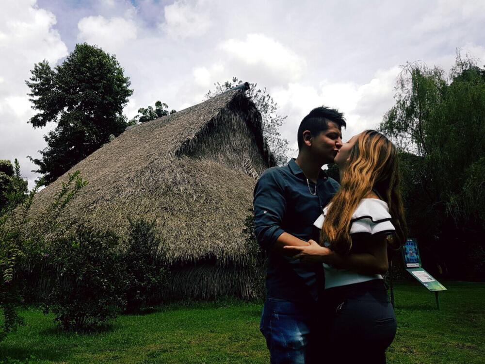 Hallan sin vida a pareja de bogotanos en un motel 1 Hallan sin vida a pareja de bogotanos en un motel Una pareja de bogotanos fue encontrada sin vida en la habitación de un motel en Neiva este domingo, lugar al que llegaron tras realizar un viaje en motocicleta y hospedarse en la noche de este sábado.
