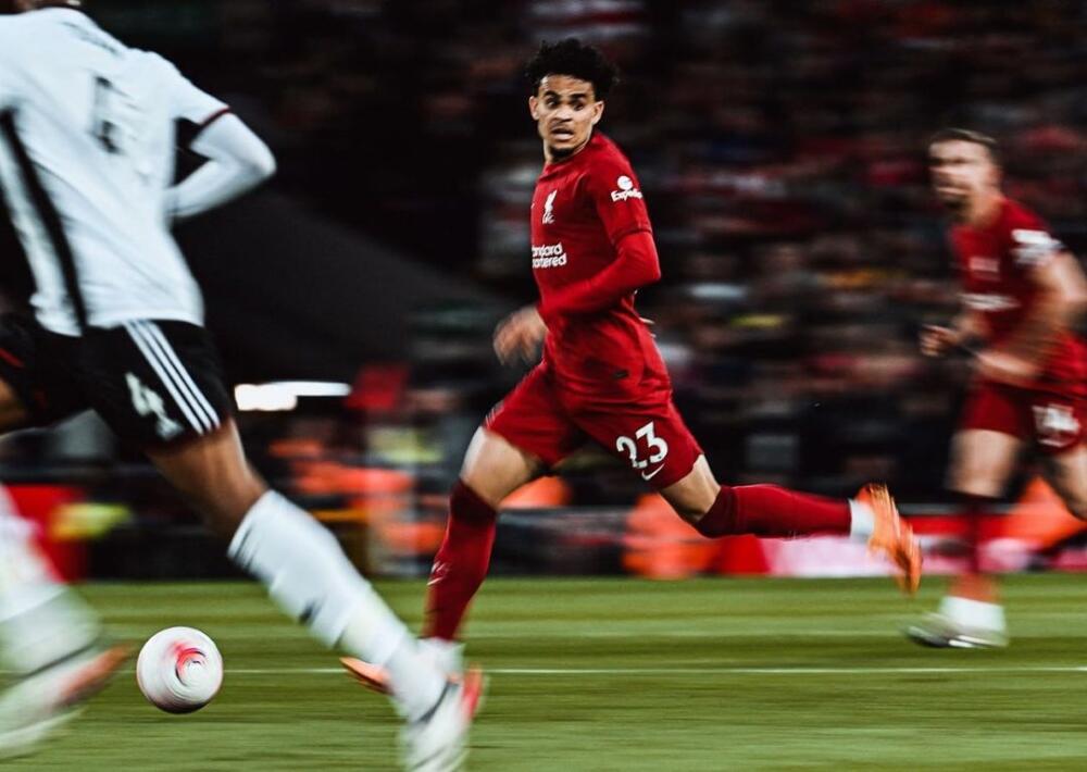 Hinchas de Liverpool le escribieron canción a Luis Díaz 1 Hinchas de Liverpool le escribieron canción a Luis Díaz El regreso de Luis Díaz a las canchas ha sido motivo de celebración para los hinchas del Liverpool quienes extrañaban verlo jugar desde que se lesionó el pasado mes de octubre de 2022. Luego de unos meses de recuperación y preparación física 'Luchito' llegó con todo para no decepcionar a los fanáticos de 'Los reds'.