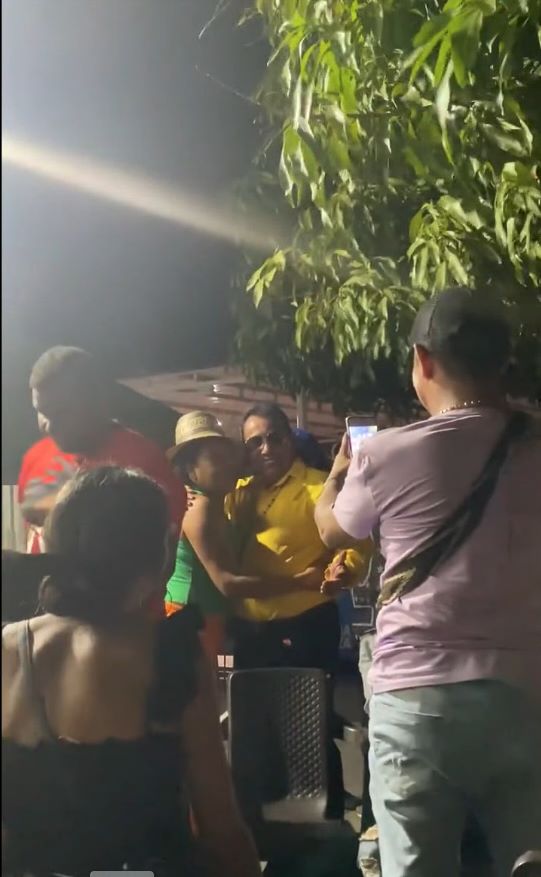 Impactante reaparición de Diomedes Díaz en el Festival Vallenato 1 Impactante reaparición de Diomedes Díaz en el Festival Vallenato El doble de Diomedes Díaz hizo presencia en el Festival Vallenato en Valledupar y acaparó todas las miradas.