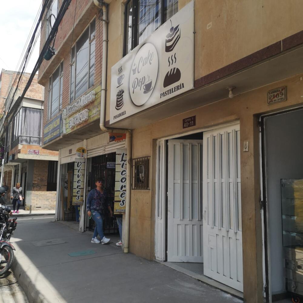 Incendio en panadería de Soacha Recientemente se conoció el caso de un comerciante que perdió su negocio luego de que un delincuente le prendiera fuego en horas de la madrugada del jueves. El terrible suceso puso en riesgo la vida de toda una familia que se encontraba en ese momento dentro de la vivienda donde estaba el negocio, ubicada en el municipio de Soacha.