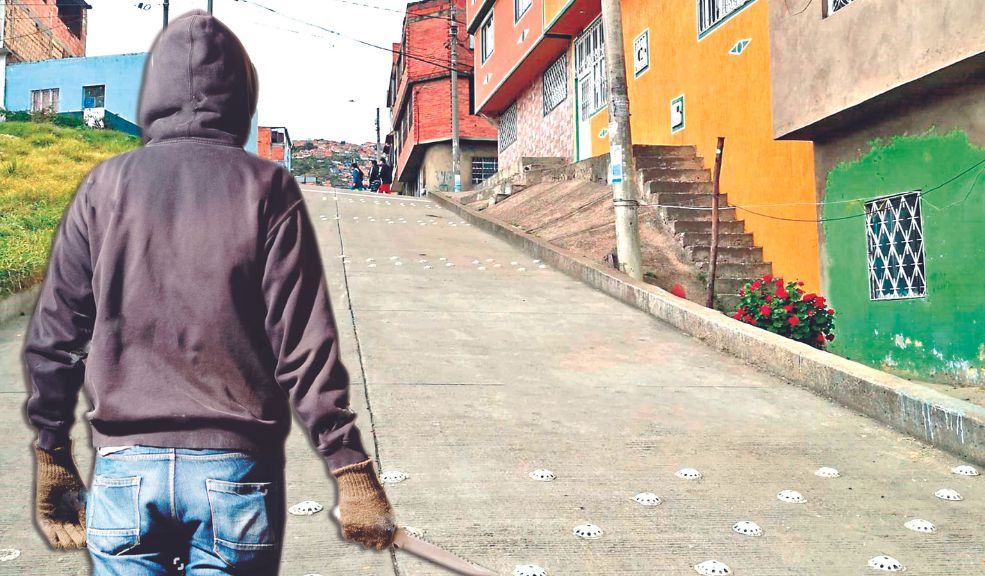 Indignación en Ciudad Bolívar por infame ataque a cuchillo contra dos mujeres Una mujer de avanzada edad y su hija fueron agredidas con un cuchillo por parte de un hombre en el barrio Bogotá, de Ciudad Bolívar, luego de que le pidieron el favor de bajarle el volumen a la música.