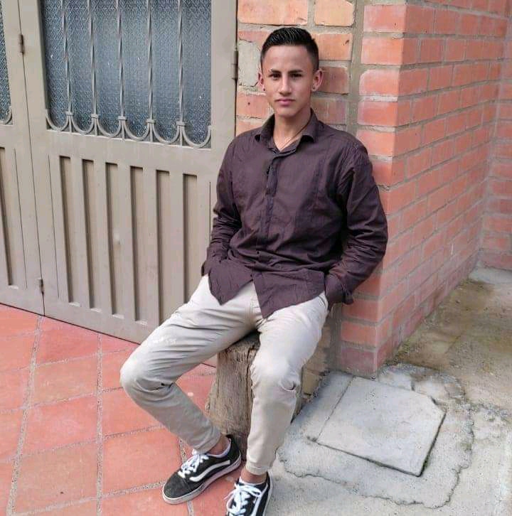 Indignación por crimen de Stiven en Suesca El crimen sucedió la noche de este viernes en inmediaciones de un concurrido local comercial ubicado en el barrio La Castellana, en el municipio de Suesca (Cundinamarca).