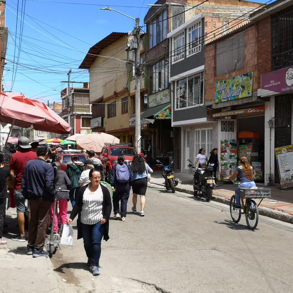 Infame agresión a las afueras de un colegio en Bosa 1 Infame agresión a las afueras de un colegio en Bosa Valentina, de 19 años, fue vilmente apuñalada en uno de sus ojos por otra joven cuando se encontraba saliendo de su colegio en Bosa.